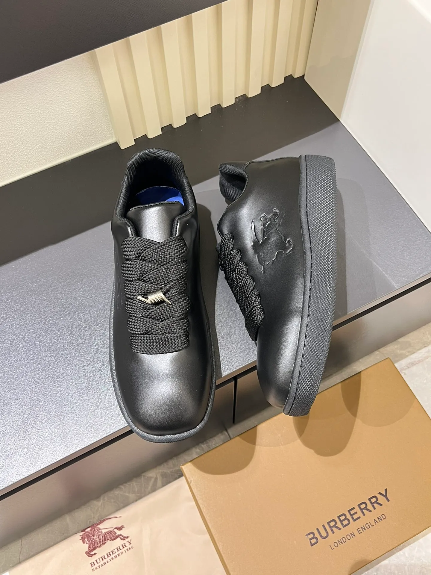 Men's shoes 💰p400 "Burberr*" new thick-soled men's casual sports shoes, cool sneakers and bread shoes, originally purchased and developed, the top version of the Box series sports shoes, made of smooth calfskin fabric, embellished with embossed Equestrian Knight logo (EKD). Made of mesh lining, the laces are decorated with metal coils, the rubber soles are decorated with the Burberry letter logo, and the original molded 3.5CM two-color T men's shoes 💰pU outsole! Male 38-44 (45 customized)